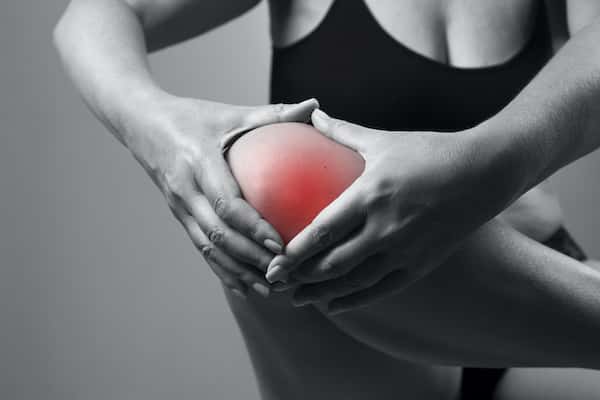 An image of a woman having knee pain